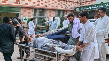 En esta fotografía tomada con un celular, voluntarios trasladan a un herido tras un atentado suicida en un puesto de control policial al borde de la carretera, a su llegada a un hospital en Dera Ismail Khan, Pakistán, el sábado 26 de septiembre de 2026. (Foto AP/Kashif Naveed)