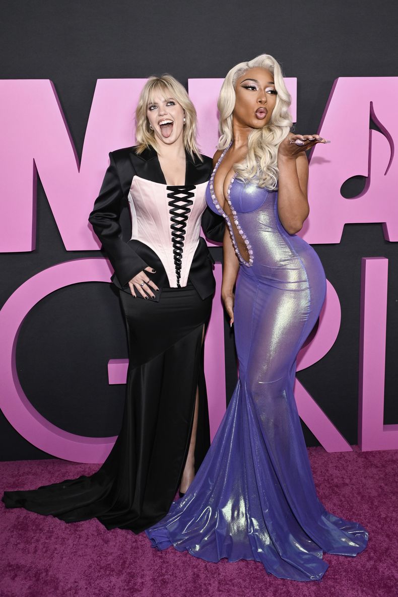 Reneé Rapp, izquierda, y Megan Thee Stallion asisten al estreno mundial de Mean Girls en el cine AMC Lincoln Square el lunes 8 de enero de 2024, en Nueva York. (Evan Agostini/Invision/AP)