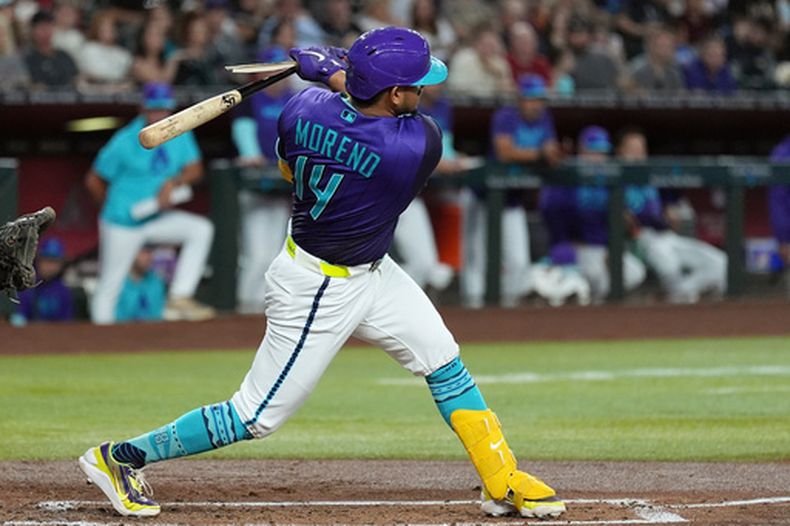 El receptor de los Diamondbacks de Arizona, Gabriel Moreno, rompe su bate al hacer un swing durante la primera entrada de un partido de béisbol contra los Rojos de Cincinnati, el domingo 23 de agosto de 2026, en Phoenix. (Foto AP/Ross D. Franklin)