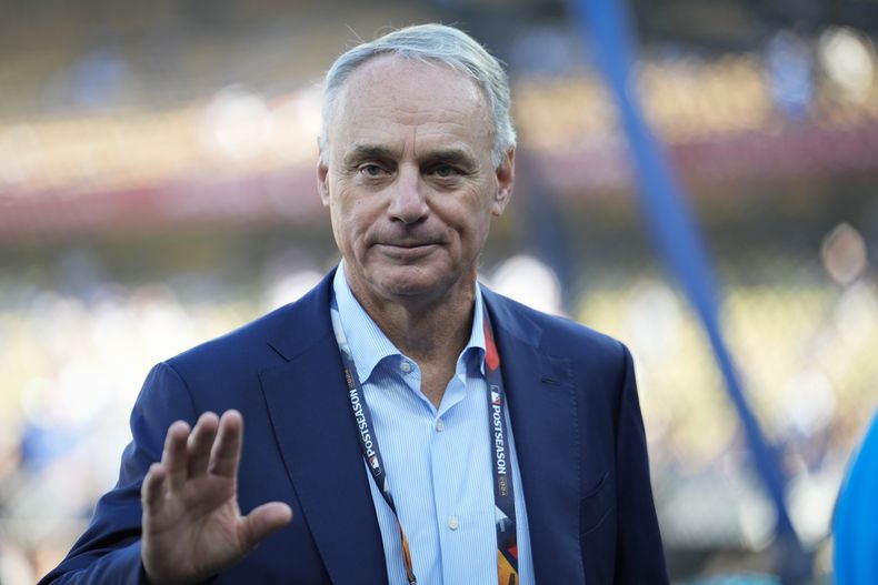 Rob Manfred, comisionado de las Grandes Ligas, saluda antes del inicio del segundo juego de la Serie Mundial entre los Dodgers de Los Ángeles y los Yankees de Nueva York, el sábado 26 de octubre de 2024 (AP Foto/Ashley Landis)