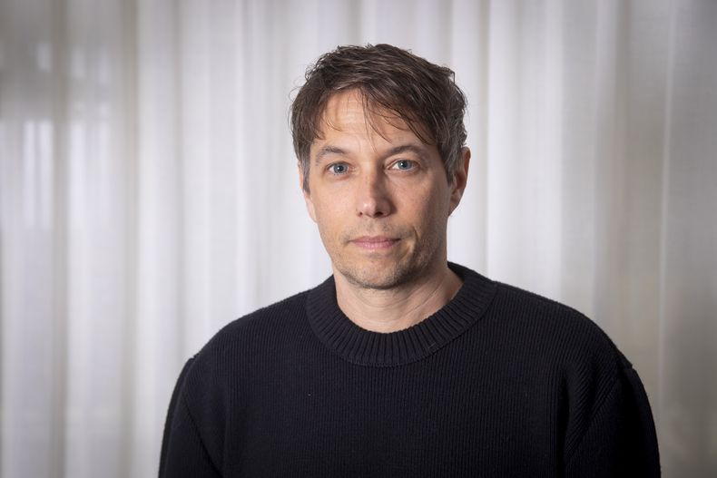 Sean Baker posa para un retrato para promover la película Anora el domingo 29 de septiembre de 2024 en Nueva York. (Foto Andy Kropa/Invision/AP)