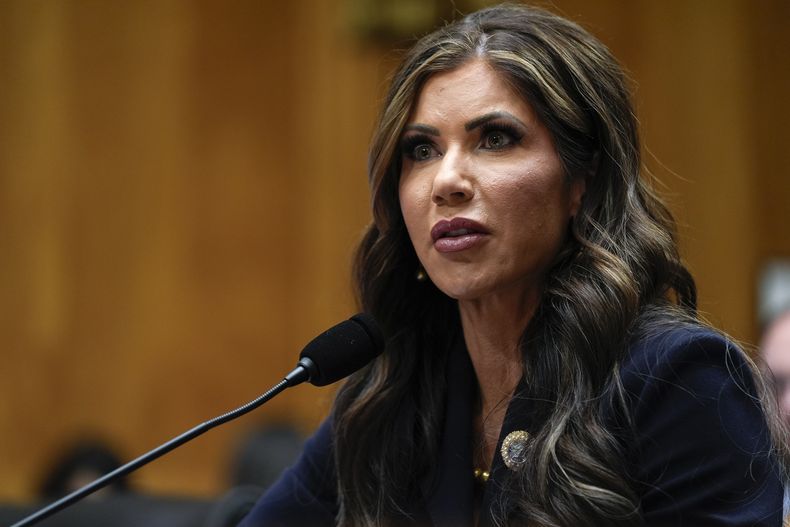 La gobernadora de Dakota del Sur, Kristi Noem, nominada por el presidente electo Donald Trump para secretaria de Seguridad Nacional, comparece ante el Comité de Seguridad Nacional y Asuntos Gubernamentales del Senado para su audiencia de confirmación, en el Capitolio en Washington, el viernes 17 de enero de 2025. (AP Foto/Susan Walsh)