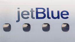 El logo de JetBlue en uno de sus aviones, en el Aeropuerto Internacional Logan de Boston, el 20 de enero del 2011. (AP foto/Stephan Savoia) El logo de JetBlue en uno de sus aviones, en el Aeropuerto Internacional Logan de Boston, el 20 de enero del 2011. (AP foto/Stephan Savoia)