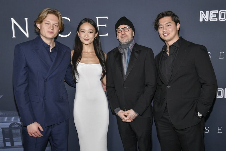 West Mulholland, de izquierda a derecha, Callina Liang, Steven Soderbergh y Eddy Maday asisten al estreno de Presence en AMC Lincoln Square el jueves 16 de enero de 2025 en Nueva York. (Foto Evan Agostini/Invision/AP)