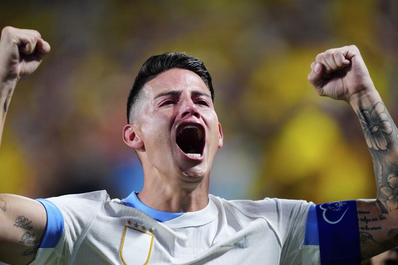 El volante colombiano James Rodríguez celebra tras la victoria 1-0 ante Uruguay en la semifinal de la Copa América, el miércoles 10 de julio de 2024. (AP Foto/Jacob Kupferman)