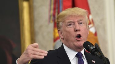 Trump renueva críticas a jugadores de NFL por arrodillarse