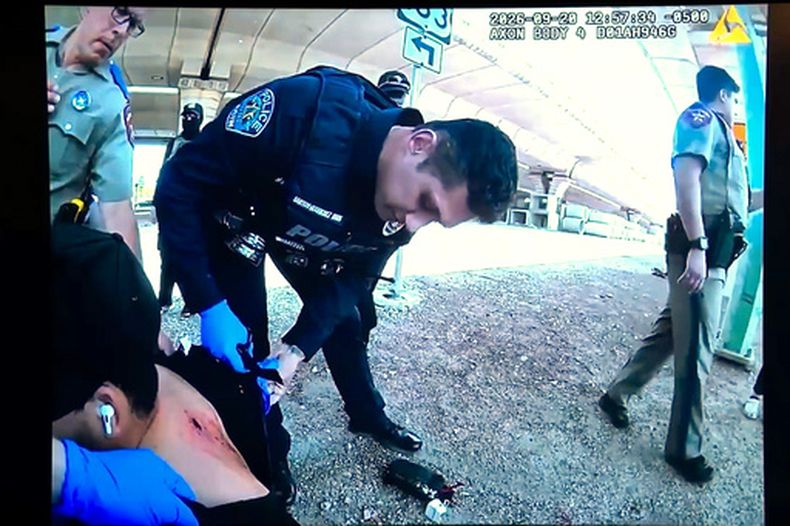 En esta imagen tomada del video de la cámara corporal de un agente del Departamento de Policía de Austin, mostrada en una conferencia de prensa el martes 22 de septiembre de 2026, los agentes revisan la herida de Wilber Rafael Garcés Pérez después de que un agente del Servicio de Inmigración y Control de Aduanas le disparara el domingo 20 de septiembre en Austin. (Departamento de Policía de Austin vía AP)