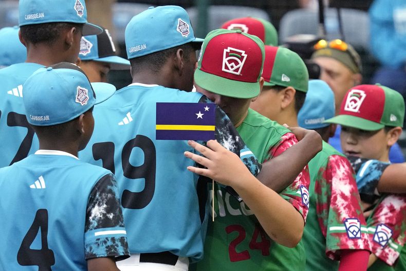Markok Mejía, de México, recibe el abrazo de Juan Cleto Ferreras, de Curazao, que se impuso en el juego de Pequeñas Ligas del jueves 24 de agosto de 2023, en South Williamsport, Pennsylvania (AP Foto/Gene J. Puskar)