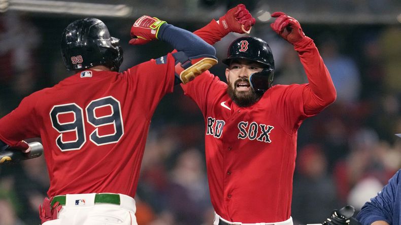 Connor Wong, de los Medias Rojas de Boston, festeja con el mexicano Alex Verdugo (99), luego de conectar un jonrón en el encuentro del martes 2 de mayo de 2023, ante los Azulejos de Toronto (AP Foto/Charles Krupa)