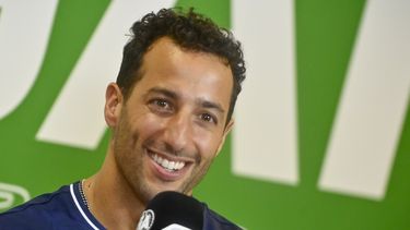 El piloto australiano Daniel Ricciardo, de AlphaTauri, habla en una conferencia de prensa en Budapest, el jueves 20 de julio de 2023 (AP Foto/Denes Erdos)