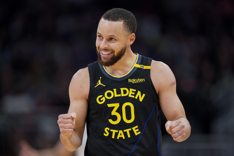 El base de los Warriors de Golden State Stephen Curry reacciona en el encuentro de la NBA ante los Bucks de Milwaukee el lunes 10 de febrero del 2025. (AP Foto/Andy Manis)