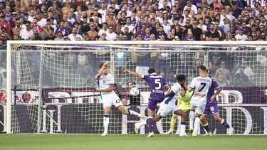 Giacomo Bonaventura (segundo izquierda) anota el primer gol de la Fiorentina en la victoria 3-2 ante Atalanta en la Serie A, el domingo 17 de septiembre de 2023, en Florencia. (Massimo Paolone/LaPresse vía AP)