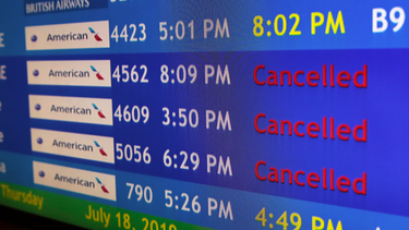 pasajeros en el aeropuerto de miami se sienten frustrados tras la cancelacion de miles de vuelos de american airlines