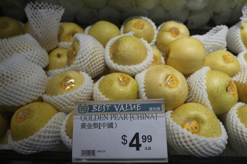 Pera golden importada de China a la venta en 99 Ranch Market, una tienda de comestibles asiática en Los Ángeles, el lunes 7 de abril de 2025. (AP Foto/Damian Dovarganes)