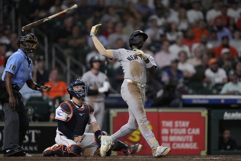Jazz Chisholm Jr., de los Yankees de Nueva York, arroja el bate tras conectar un jonrón ante los Astros de Houston, el martes 2 de septiembre de 2025 (AP Foto/Ashley Landis)