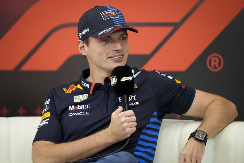 El piloto neerlandés Max Verstappen de la escudería Red Bull en conferencia de prensa antes del Gran Premio de Abu Dhabi en el Circuito Yas Marina el jueves 5 de diciembre del 2024. (AP Foto/Darko Bandic)