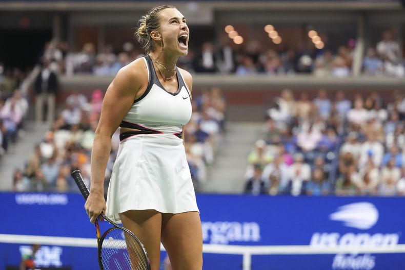 Aryna Sabalenka reacciona tras un peloteo contra Amanda Anisimova en la final femenina del Abierto de Estados Unidos, el sábado 6 de septiembre de 2025, en Nueva York. (AP Foto/Kirsty Wigglesworth)