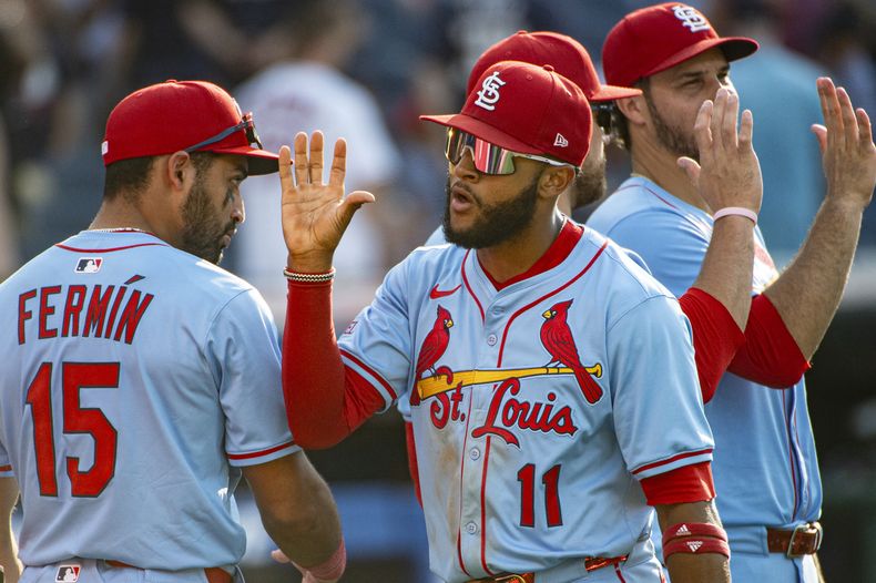 Victor Scott, de los Cardenales de San Luis, festeja con su compañero, el venezolano José Fermín, el triunfo sobre los Guardianes de Cleveland, el sábado 28 de junio de 2025 (AP Foto/Phil Long)