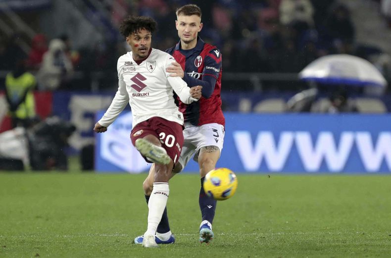 Stefan Posch (derecha) de Bologna y Valentino Lazaro de Torino pugnan por el balón en el partido de la Serie A de Italia, el lunes 27 de noviembre de 2023, en Bolonia. (Michele Nucci/LaPresse vía AP)