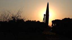 En esta imagen , publicada por el Servicio de Prensa del Ministerio de Defensa de Rusia el martes 21 de mayo de 2024, se ve un misil ruso Iskander en ejercicios para entrenar al ejército en el uso de armas nucleares tácticas, en una ubicación no revelada en Rusia. (Servicio de Prensa del Ministerio de Defensa de Rusia vía AP)