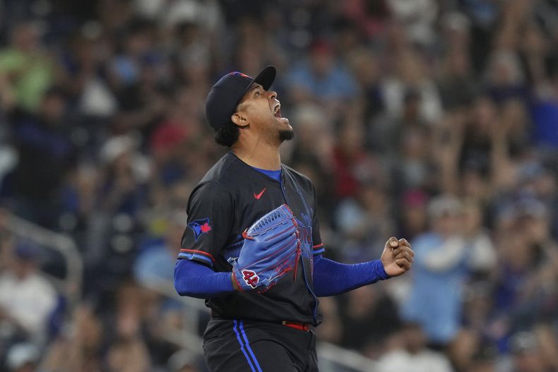 El lanzador dominicano de los Azulejos de Toronto, Génesis Cabrera reacciona durante la 13ra entrada del juego de béisbol ante los Piratas de Pittsburgh, el viernes 31 de mayo de 2024, en Toronto. (Chris Young/The Canadian Press via AP)