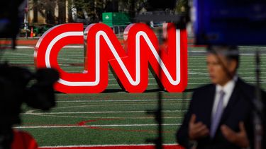ARCHIVO - Un periodista graba un video cerca de un letrero de CNN en un campo deportivo frente al Centro Recreativo Clements, el lunes 14 de octubre de 2019, en Westerville, Ohio. (AP Foto /John Minchillo, archivo)