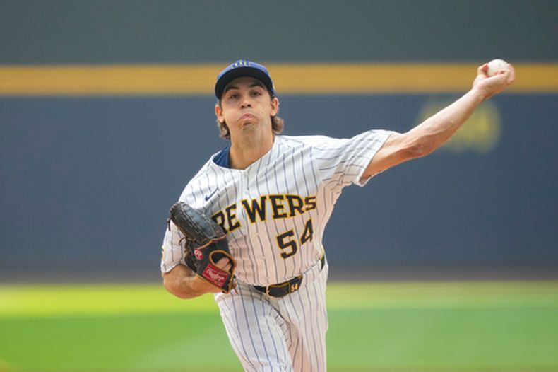 El lanzador de los Cerveceros de Milwaukee Robert Gasser lanza en la primera entrada ante los Marlins de Miami el domingo 19 de julio del 2026. (AP Foto/Kayla Wolf)