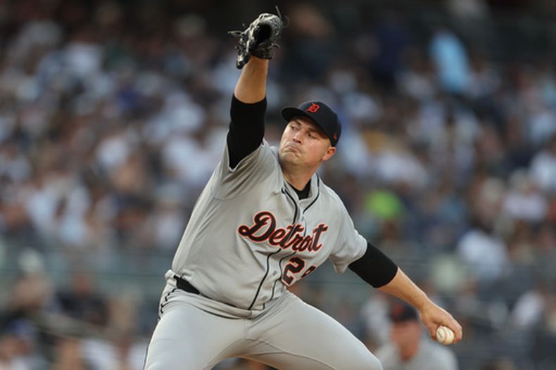 Tarik Skubal (29), de los Tigres de Detroit, lanza durante la tercera entrada de un partido de béisbol contra los Yankees de Nueva York, el martes 30 de junio de 2026, en Nueva York. (Foto AP/Heather Khalifa)