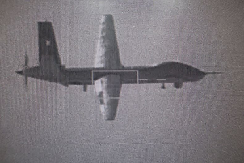 En esta imagen, distribuida por el Ministerio de Defensa de Taiwán, tomada desde un caza F-16V de la fuerza aérea taiwanesa, se muestra un dron chino CAIG Wing Loong II cerca de Taiwán, el 17 de marzo de 2025. (Ministerio de Defensa de Taiwán vía AP)