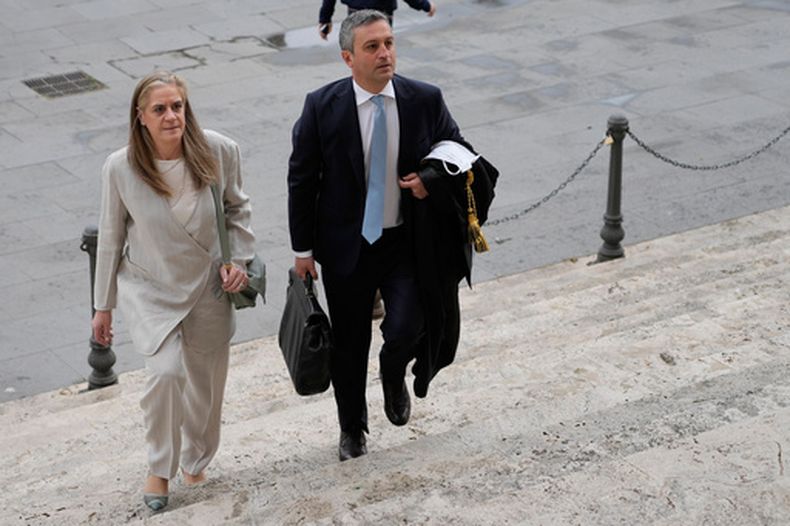 Los abogados italianos Marco Mellone (d) y Graziella Cerulli llegan a la Corte de Casación en Roma el 14 de abril del 2026 para argumentar contra una nueva ley de ciudadanía. (AP foto/Gregorio Borgia)