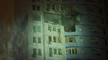 Un edificio residencial resulta dañado tras un ataque aéreo ruso durante una fuerte tormenta de nieve en Kiev, Ucrania, la madrugada del viernes 9 de enero de 2026. (Foto AP/Efrem Lukatsky)