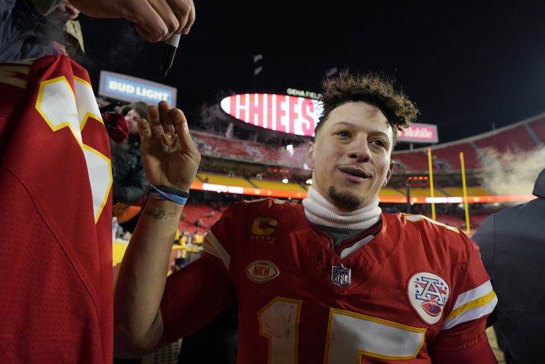 Patrick Mahomes, quarterback de los Chiefs de Kansas City, saluda a los fanáticos de su equipo después de la victoria en el juego de comodines de la NFL contra los Dolphins de Miami, el sábado 13 de enero de 2024, en Kansas City, Missouri. (AP Foto/Ed Zurga)
