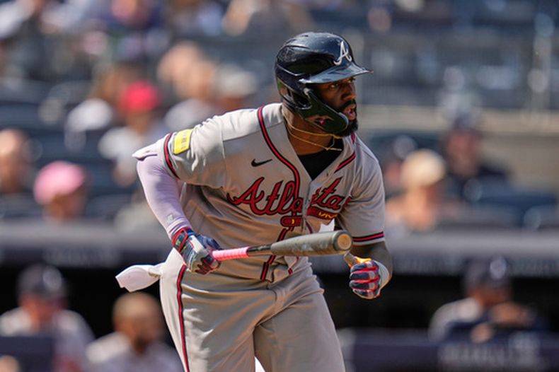 Michael Harris II, de los Bravos de Atlanta, observa su sencillo impulsor durante la décima entrada de un partido de béisbol contra los Yankees de Nueva York, el domingo 9 de agosto de 2026, en Nueva York. (Foto AP/Seth Wenig)