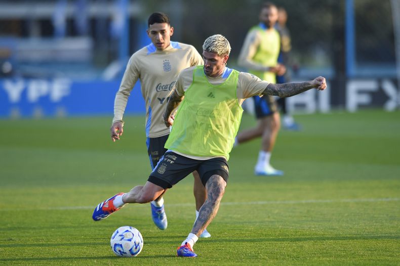 Rodrigo De Paul, de la selección argentina, entrena en Buenos Aires, el martes 3 de septiembre de 2024 (AP Foto/Gustavo Garello)