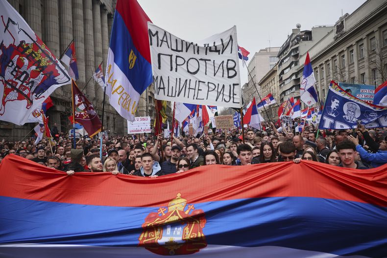Manifestantes marchan durante una protesta contra el presidente serbio Aleksandar Vucic y su gobierno, en Belgrado, Serbia, el sábado 15 de marzo de 2025. (AP Foto/Armin Durgut)