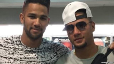 los hermanos gurriel firmaron acuerdo con los mismos representantes de puig y cespedes