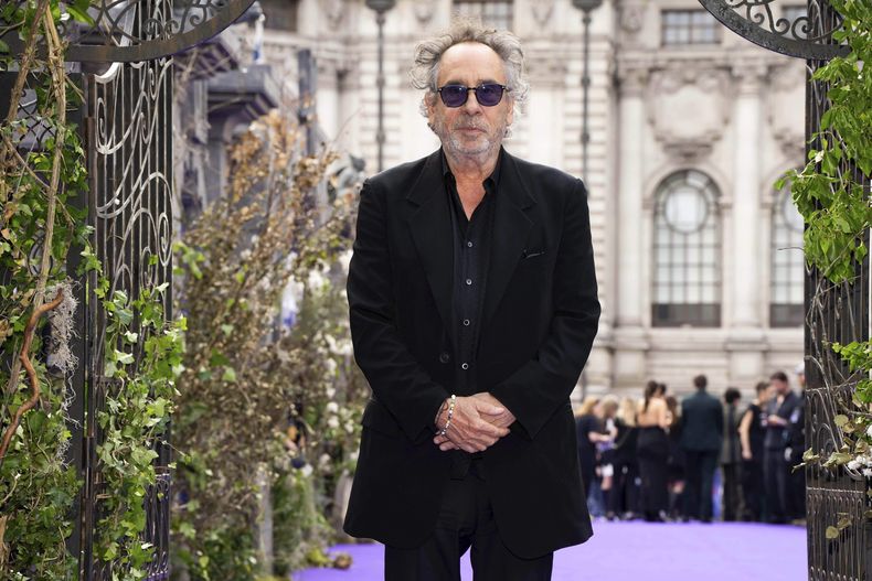 El director Tim Burton posa a su llegada al estreno de la segunda temporada de la serie de televisión Wednesday el miércoles 30 de julio de 2025 en Londres. (Foto Scott A Garfitt/Invision/AP)