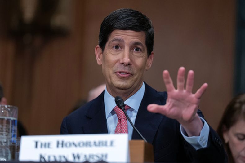 El presidente de la Reserva Federal de Estados Unidos, Kevin Warsh, comparece ante el Comité de Banca, Vivienda y Asuntos Urbanos del Senado para presentar el informe semestral de política monetaria ante el Congreso, en el Capitolio, el miércoles 15 de julio de 2026, en Washington. (AP Foto/Jose Luis Magana)