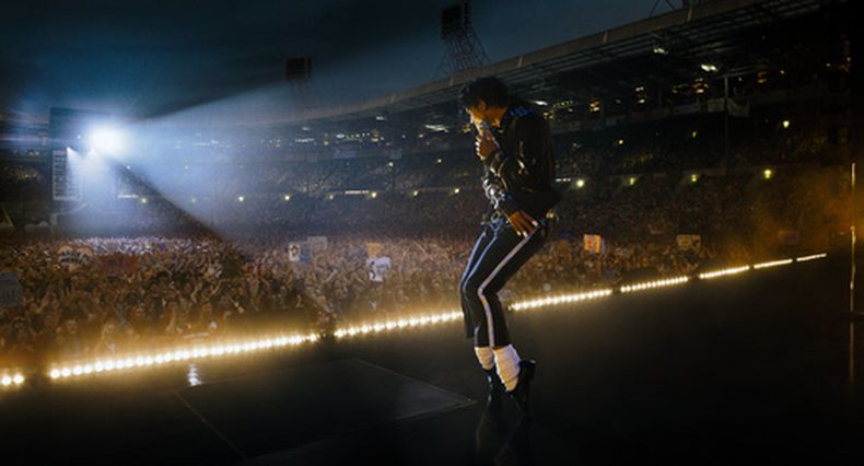 Esta imagen, difundida por Lionsgate, muestra a Jaafar Jackson caracterizado como Michael Jackson en una escena de la película Michael. (Lionsgate via AP)