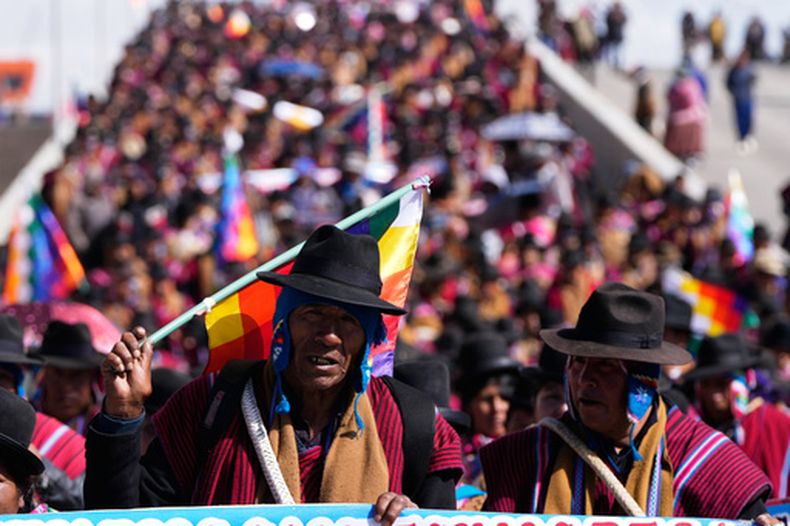 Indígenas aymaras marchan durante una protesta antigubernamental en El Alto, Bolivia, el miércoles 13 de mayo de 2026. (AP Foto/Juan Karita)