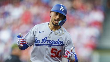 Betts cerca del ciclo, Dodgers superan a Filis
