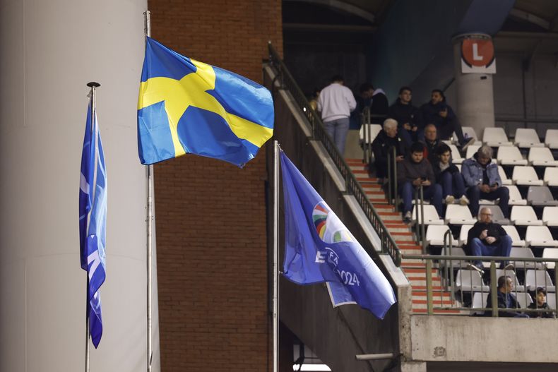 La bandera sueca en el mástil después de que el encuentro ent Bélgica y Suecia fue abandonado al medio tiempo tras un tiroteo en el centro de Bruselas antes del duelo del Grupo E de la eliminatoria al Campeonato Europeo el lunes 16 de octubre del 2023.(AP Foto/Geert Vanden Wijngaert)