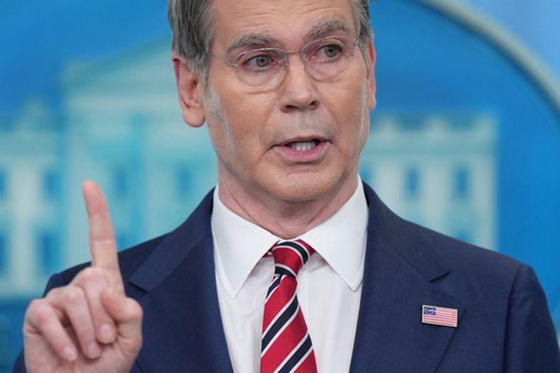 El secretario del Tesoro de Estados Unidos, Scott Bessent, habla con reporteros en la sala de prensa James Brady de la Casa Blanca, el miércoles 15 de abril de 2026, en Washington. (AP Foto/Alex Brandon)