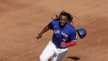 Vladimir Guerrero Jr., de los Azulejos de Toronto, se enfila a anotar gracias a un doble productor de su compañero Bo Bichette durante la sexta entrada del juego de béisbol en contra de los Medias Blancas de Chicago, el lunes 20 de mayo de 2024, en Toronto. (Chris Young/The Canadian Press vía AP)