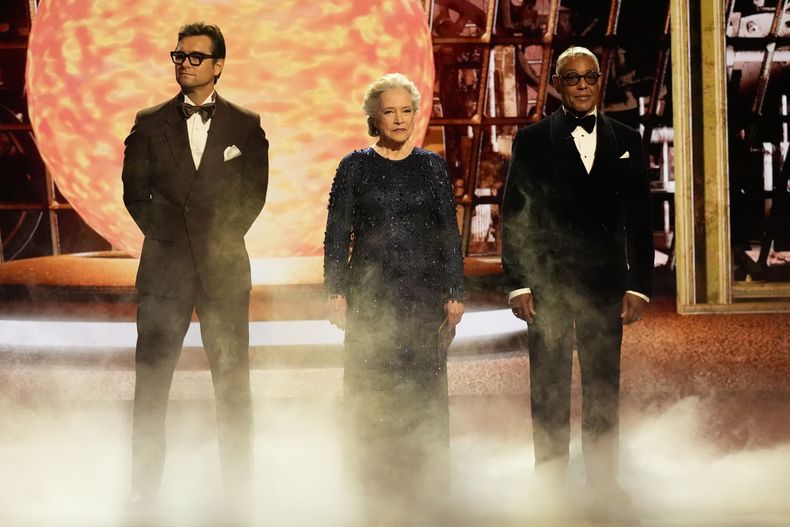 Antony Starr, de izquierda a derecha, Kathy Bates y Giancarlo Esposito presentan el premio a la mejor actriz de reparto en una miniserie, antología y película para televisión durante la 76a edición de los premios Primetime Emmy el domingo 15 de septiembre de 2024 en el Teatro Peacock de Los Ángeles. (Foto AP/Chris Pizzello)