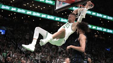 Kristaps Porzingis de los Celtics de Boston clava el balón ante los Mavericks de Dallas en el primer juego de las Finales de la NBA, el jueves 6 de junio de 2024, en Boston. (AP Foto/Charles Krupa)