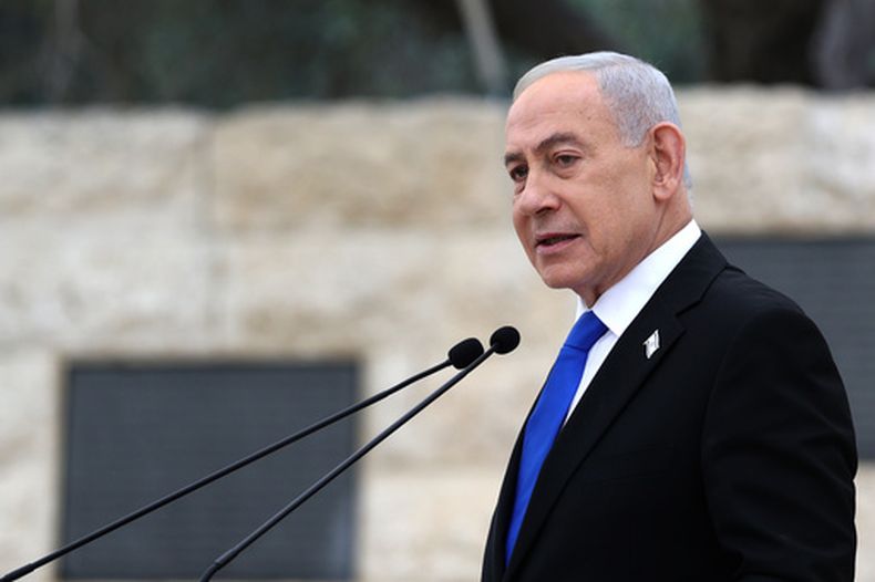 El primer ministro israelí, Benjamin Netanyahu, durante una ceremonia en el Cementerio Militar en el Monte Herzl, el 21 de abril de 2026, en Jerusalén. (Ilia Yefimovich/Pool Photo vía AP, Archivo)