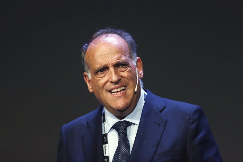 ARCHIVO - Javier Tebas, presidente de LaLiga española, habla durante un encuentro en Madrid, el 24 de septiembre de 2018 (AP Foto/Paul White, archivo)