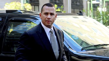 americateve | Alex Rodr&iacute;guez a su llegada a la oficina de la grandes ligas en Nueva York el 1ro de octubre del 2013 para una vista sobre su apelaci&oacute;n a una suspensi&oacute;n de 211 d&iacute;as. (AP Photo/David Karp, File)