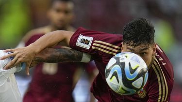 El venezolano Nahuel Ferraresi apunta hacia el balón en el partido contra Uruguay en las eliminatorias del Mundial, el martes 10 de septiembre de 2024, en Maturín, Venezuela. (AP Foto/Ariana Cubillos)